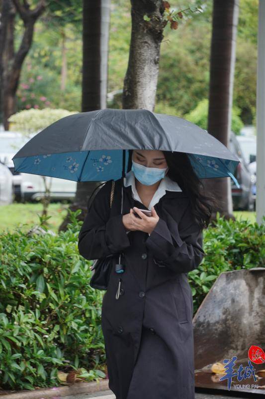 「图集」春雨下的羊城街头_行人_贺全胜_寒意