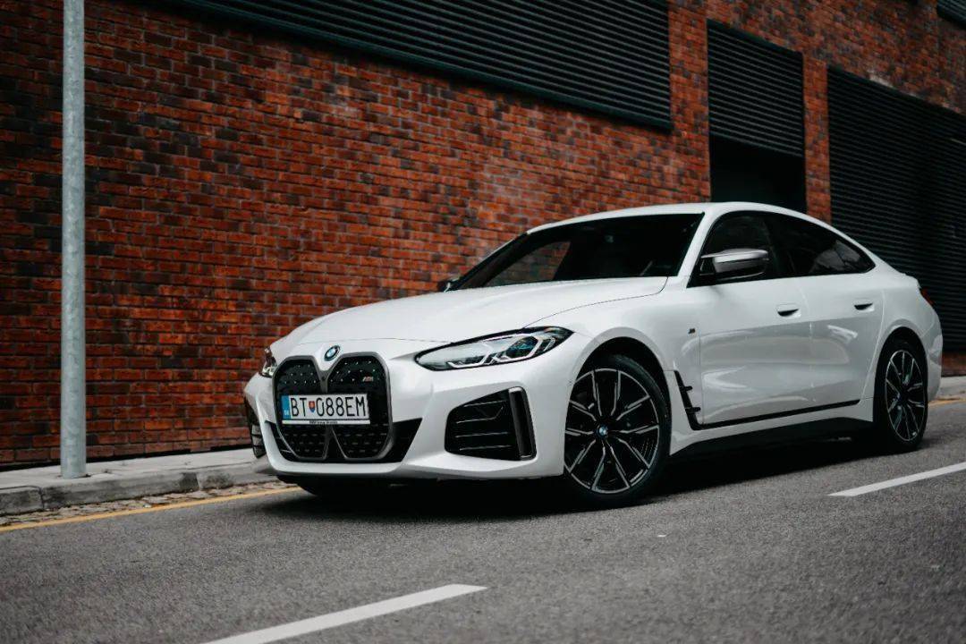 矿石白宝马i4m50你见过吗隐藏在低调车漆下的强悍性能