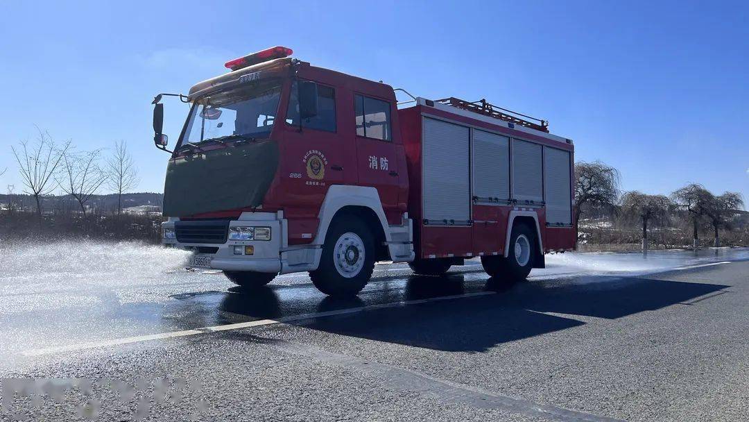 辽源支队在现有防化洗消消防车的基础上进行改装,加装环保除尘雾炮机