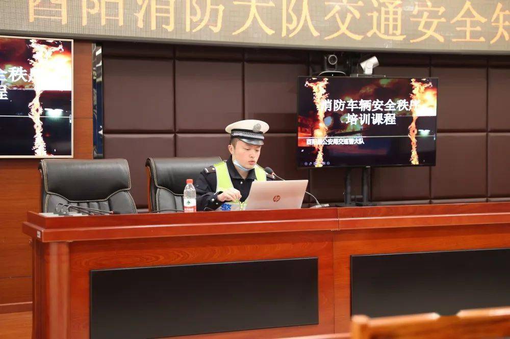 消防车行驶过程中发生交通事故案例宣传民警播放了授课中进行车辆交通