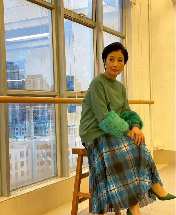 汪明荃私下就是老太太肤色暗黄也有白发常年穿高跟鞋脚变形
