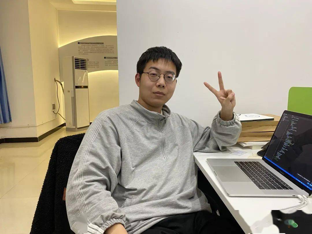 方玉龙大一下学期刚进入工坊,他便加入到后端组进行相关技能的学习