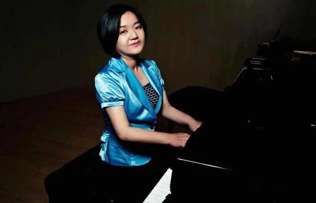 卞萌钢琴老师图片