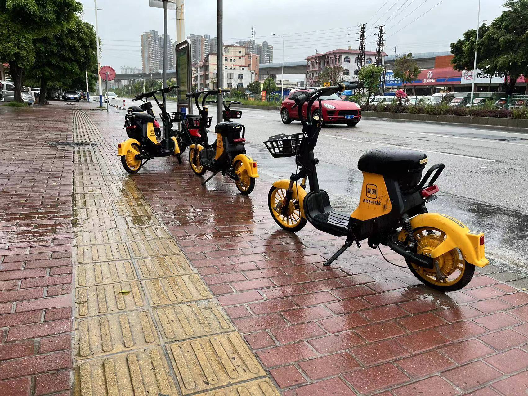 花都区狮岭镇街头,随处可见美团共享电动车