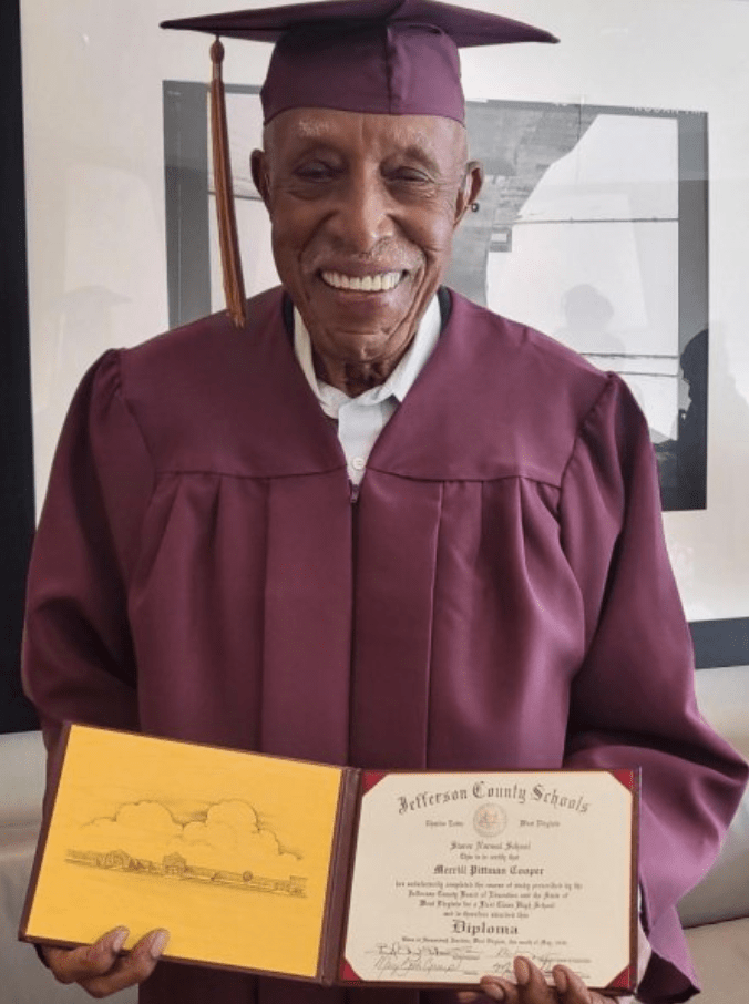 美国101岁老人辍学80年后喜获高中毕业证书