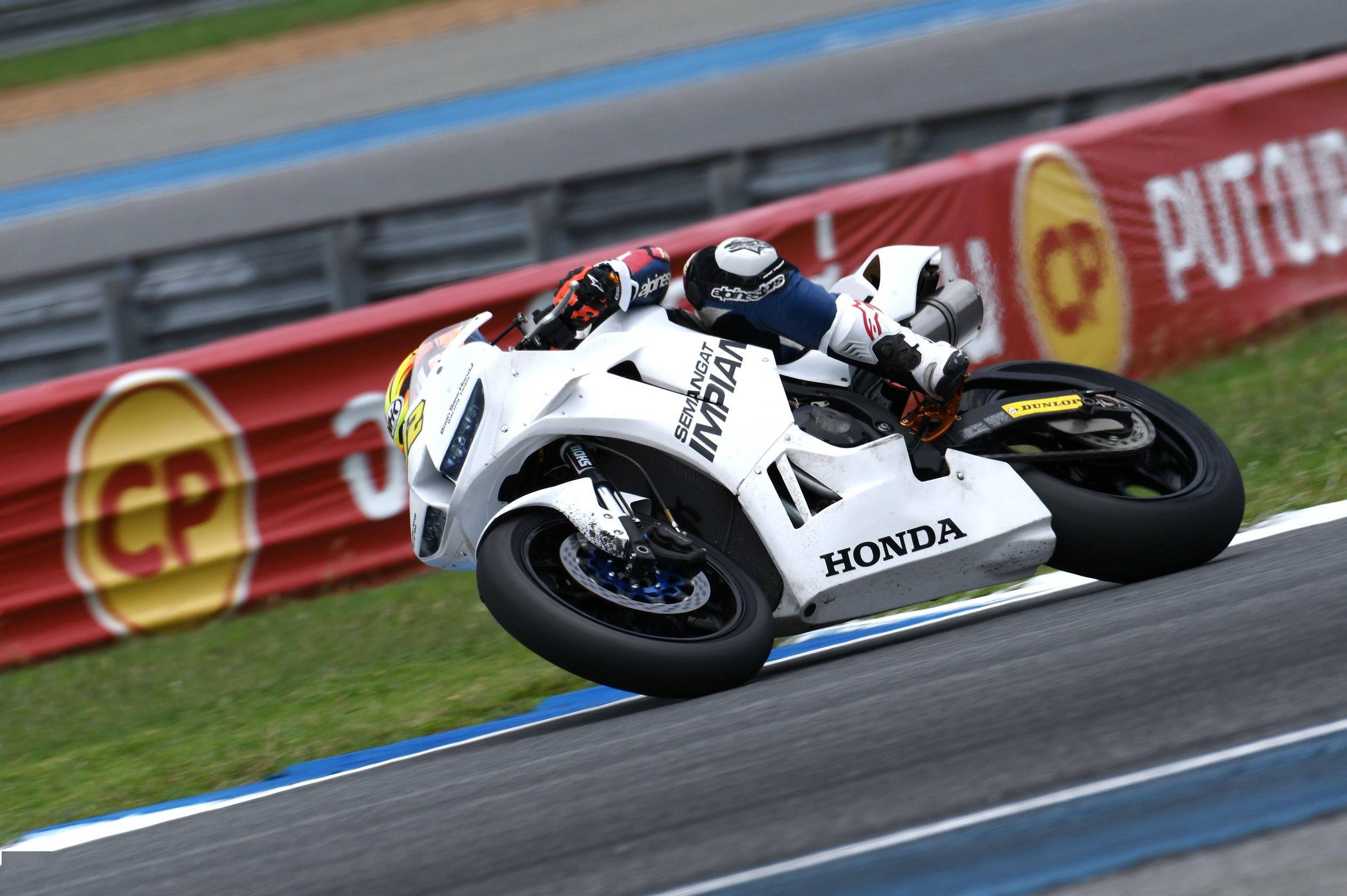 亚洲公路锦标赛ss600里的cbr600rr上