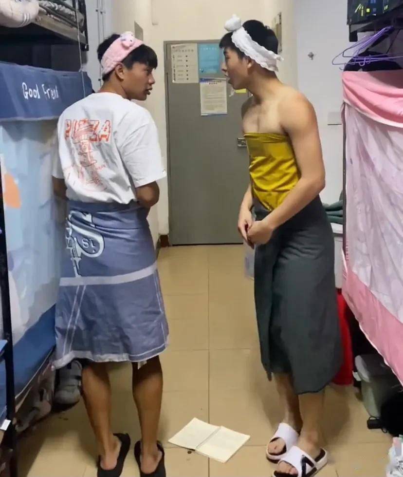 右边这名男生就更那啥了,上半身裹着一块黄布,还漏出大胳膊,胳膊上更