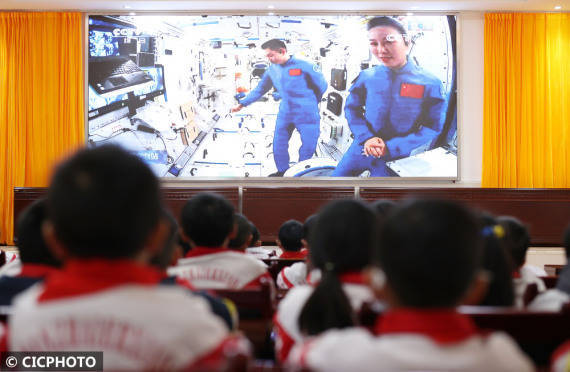 收看“天宫课堂” 点燃“强国梦想”