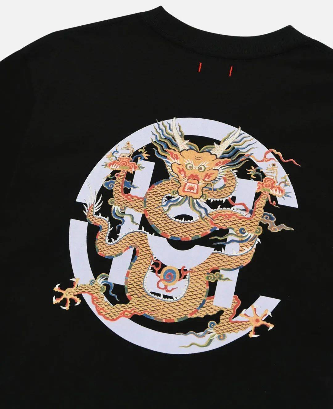 背面则是巨龙盘旋在 clot logo 的图案,霸气十足