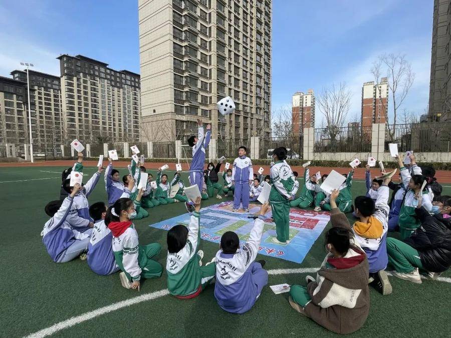 山大附中奥体中路学校开展法治飞行棋设计暨团队对战赛