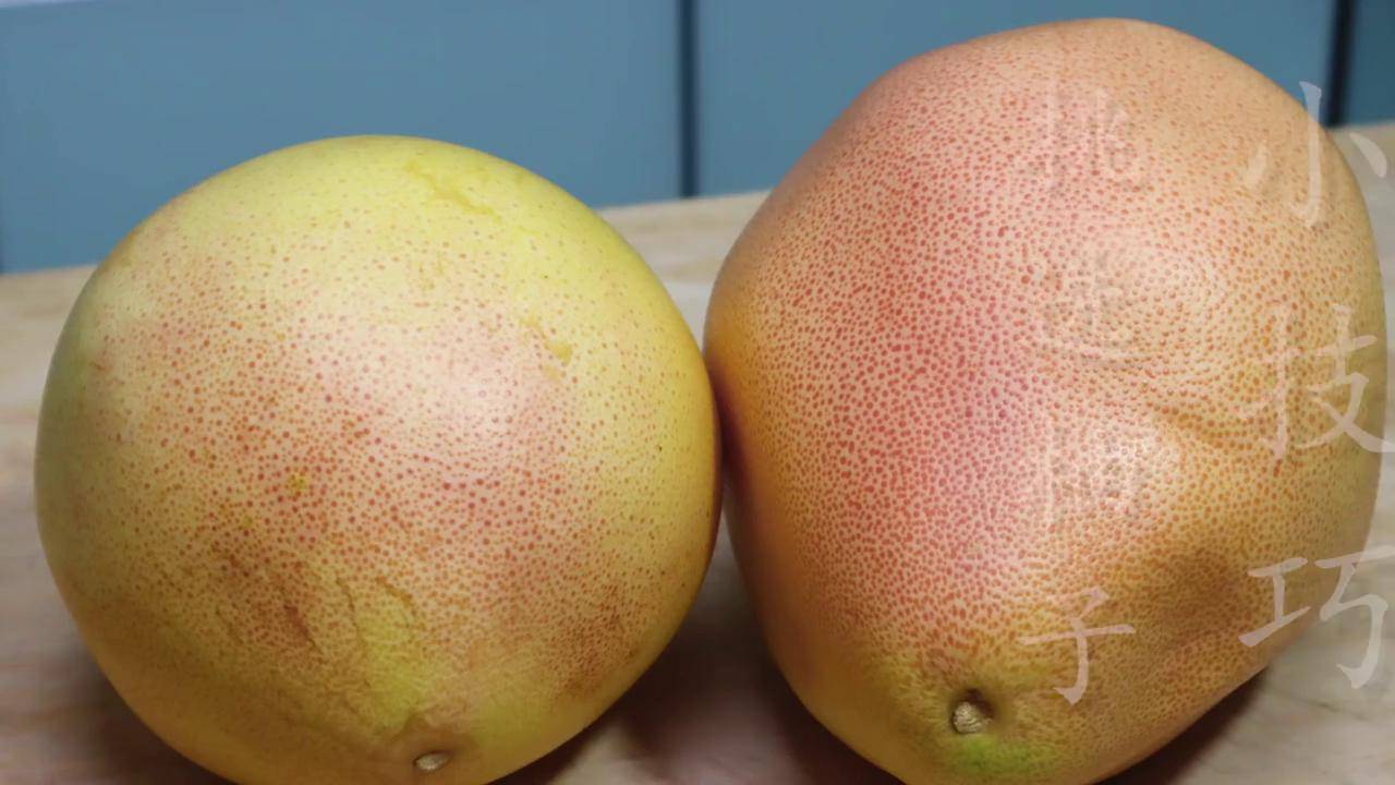 买柚子要选母的,顶部看一眼就分辨,皮薄多汁又香甜,一挑一个准