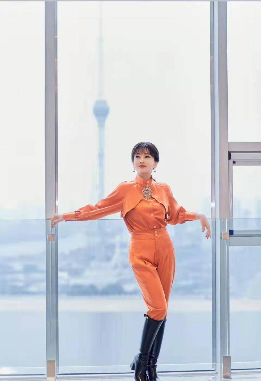 赵雅芝才是女人的穿搭模板,如此穿搭,年龄再大也无妨_造型_气质_设计