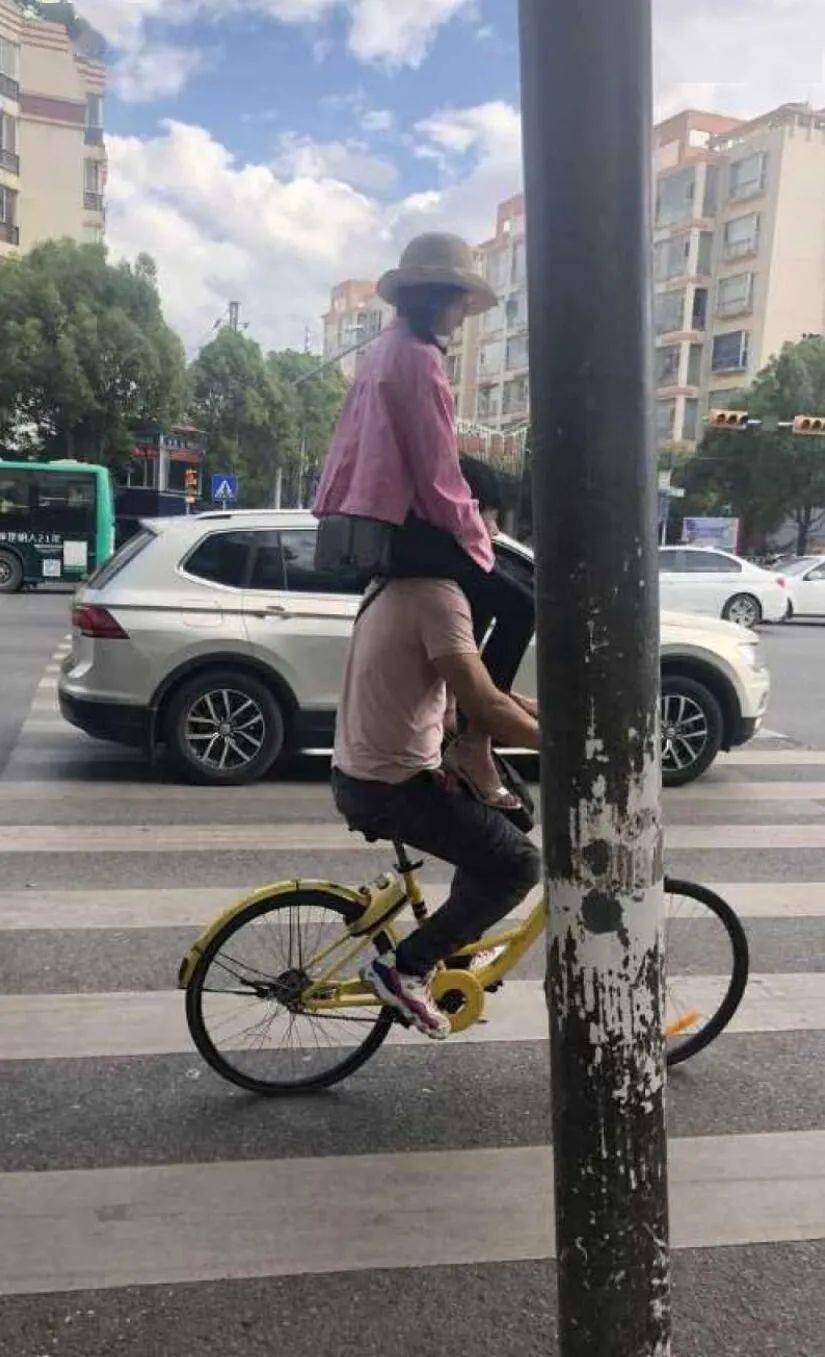 图集女生坐自行车前杠上屁股不痛吗