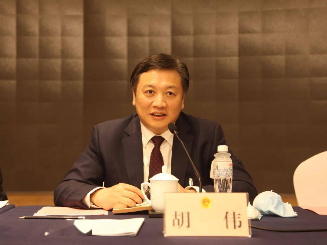 胡 伟代表说刘市长作的报告激情澎湃,掷地有声,铿锵有力,让人备受鼓舞