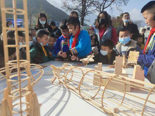 茂县凤仪镇小学校举办科技节活动