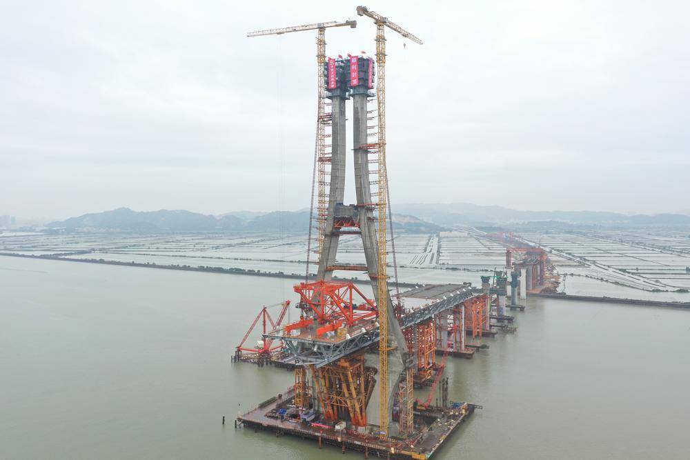 雄姿初现汕头牛田洋快速通道牛田洋特大桥南主塔顺利封顶