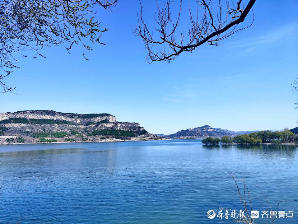 好景山东鹅黄映碧水春季济南卧虎山水库碧水蓝天风景如画