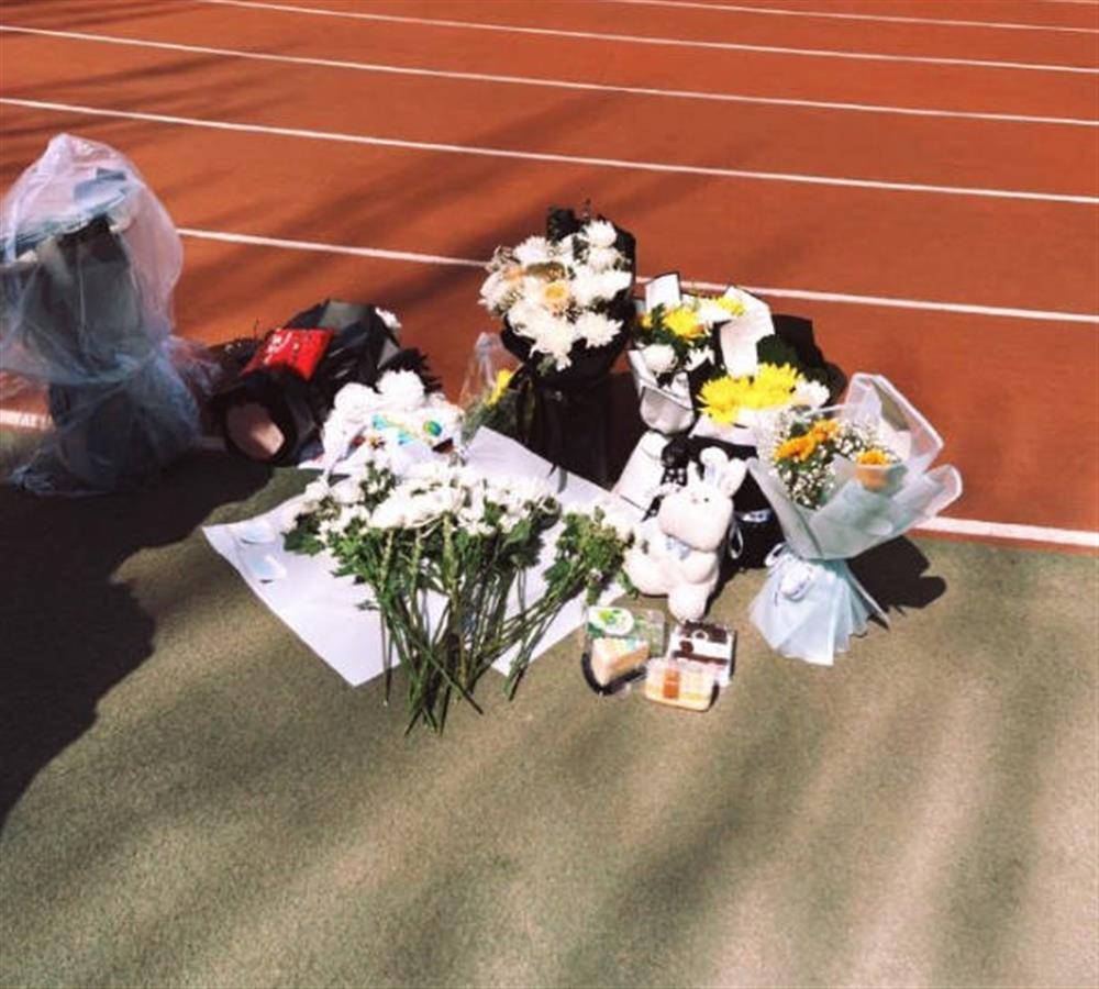 山西财经大学一女生跑步猝死后有传言称“保安阻拦救护车”，校方：已请学生代表查看监控