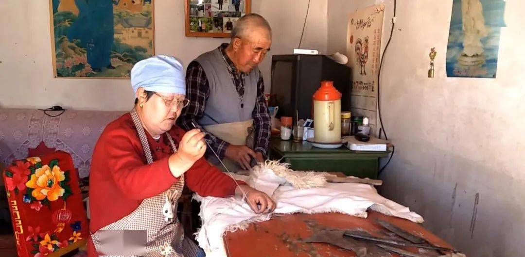 在长期的劳动实践和经验中,永昌皮匠们总结出了硝熟皮的方法.