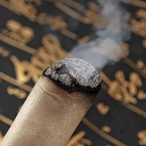 夫妻因长期闻艾烟，双双死于肺癌！艾烟，到底有没有害？_都艾灸_艾条_治疗