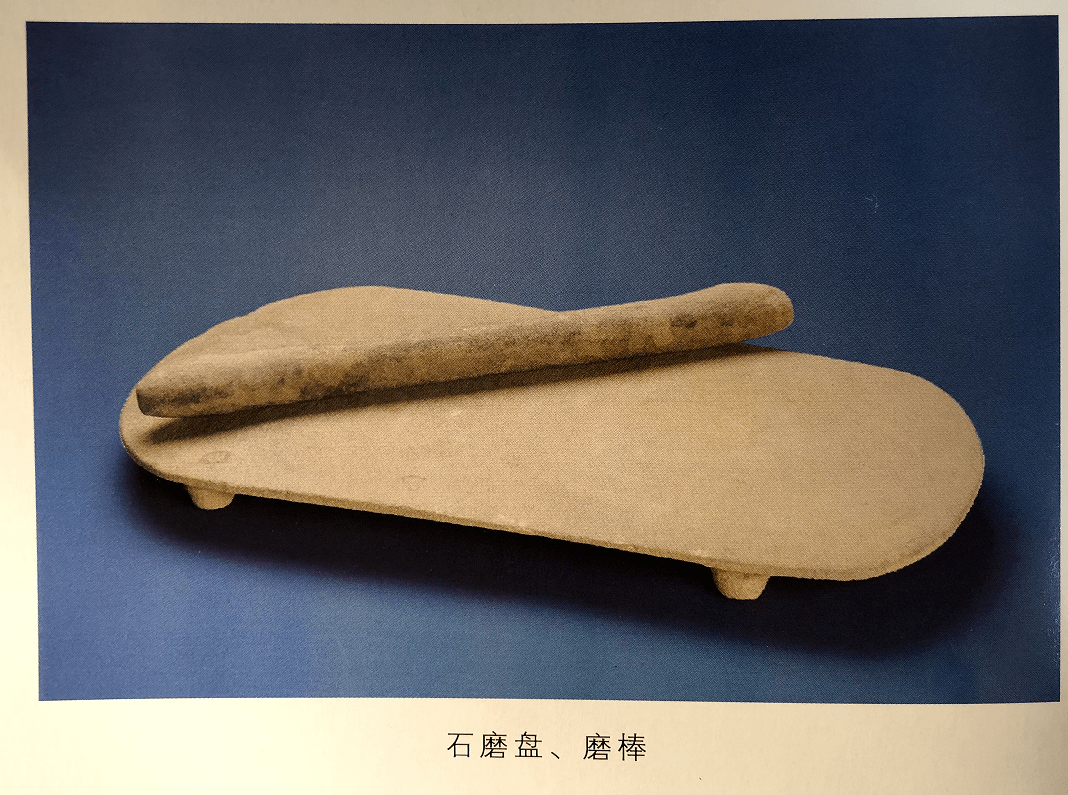 石磨盘和磨棒 新郑市博物馆供图郑州新郑裴李岗,一个不起眼的土岗