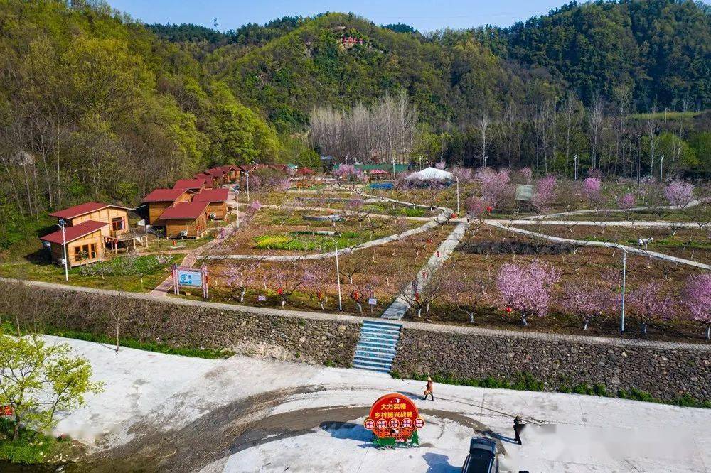 采风活动第一站是位于三官殿街道办狮子岩村的桃花岛,因为地势较低的