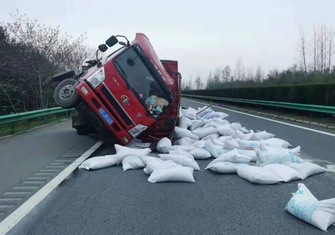 货车超载高速侧翻交警及时救援为民解忧