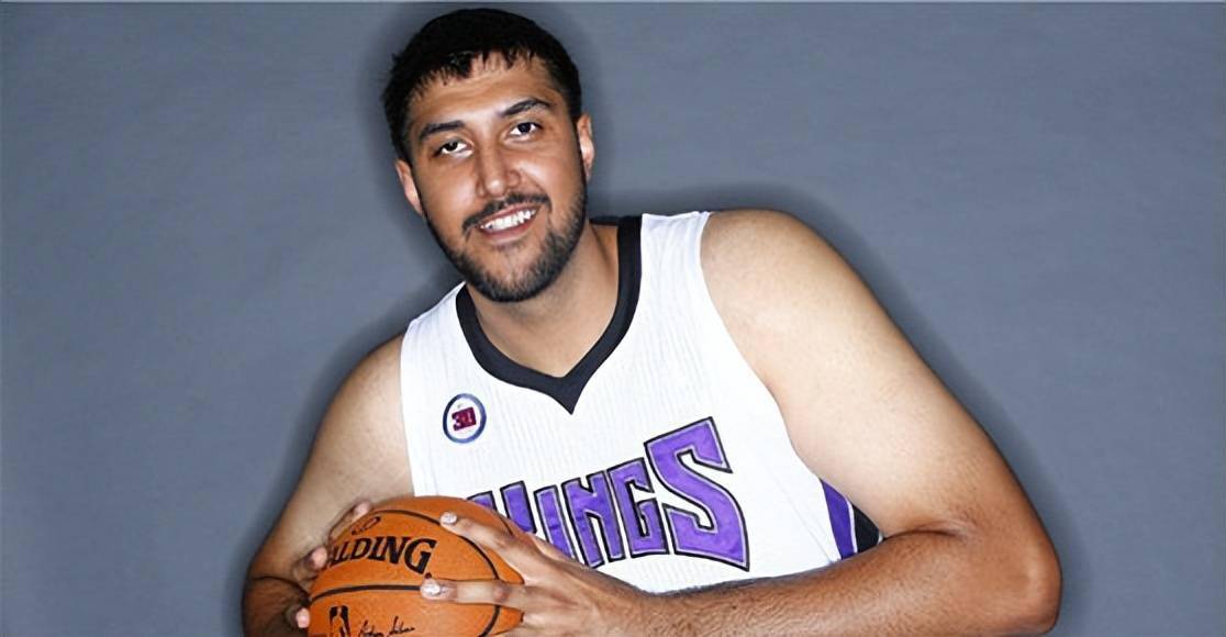 超级中锋闪耀亚洲联赛,曾扣碎篮板,绰号印度姚明_布拉尔_西姆_1