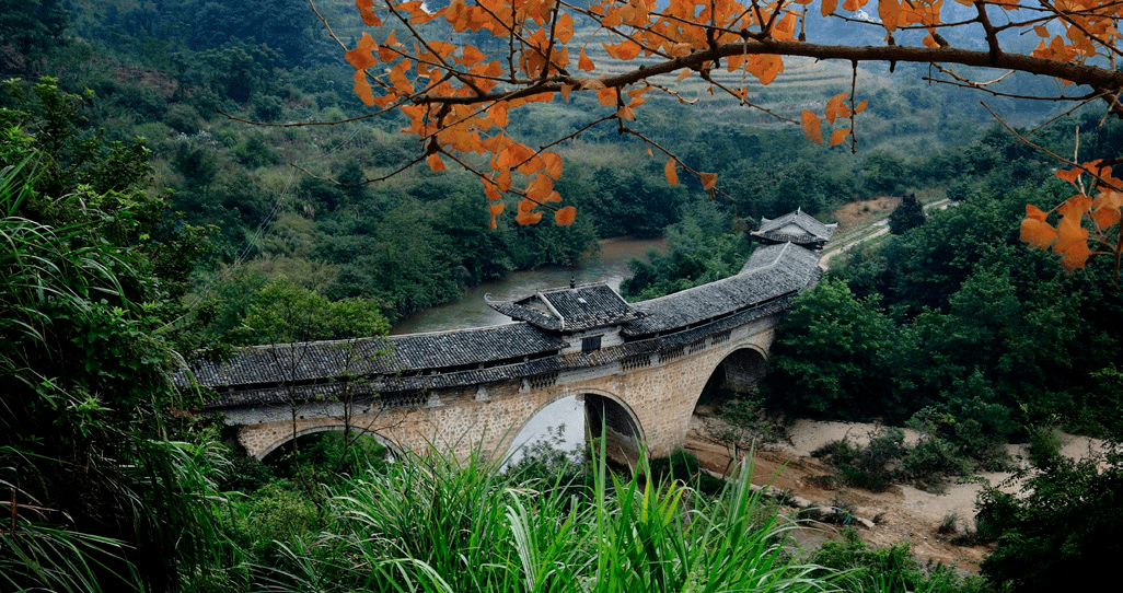 江西深山里的百年古桥设计独特为江南之最背后故事传奇感人至深