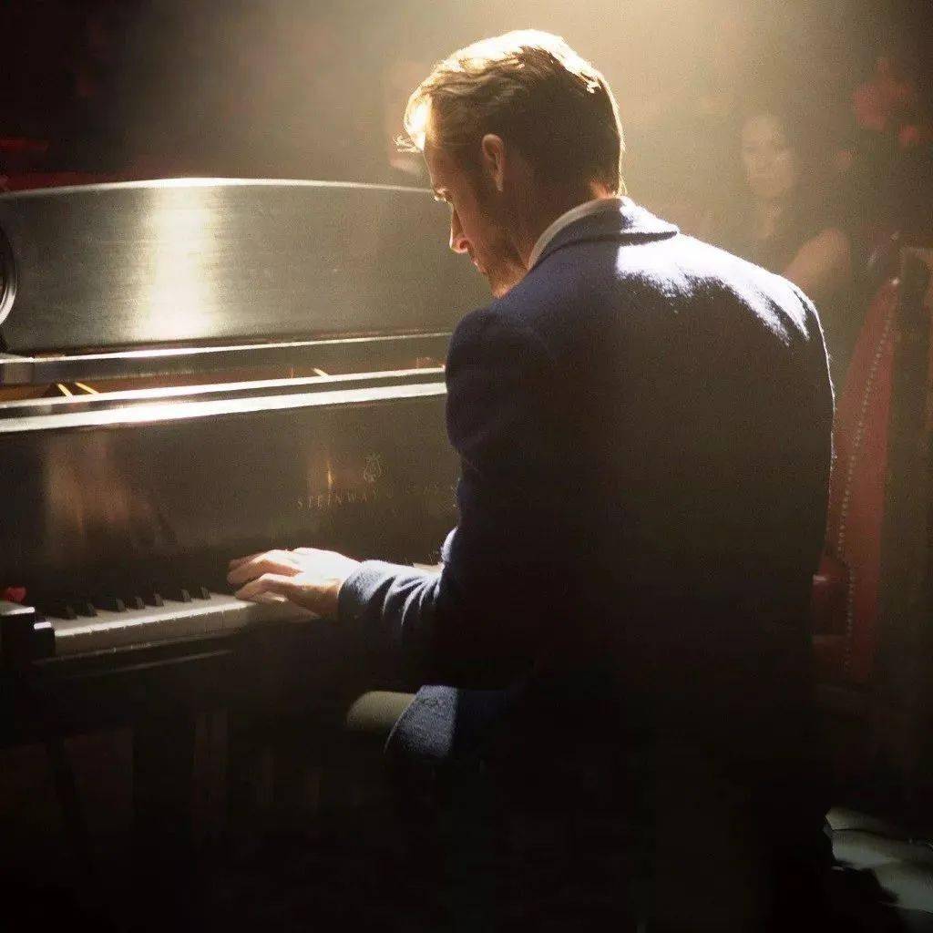 电影《爱乐之城》中sebastian演奏施坦威钢琴的场景除了电影的垂青,施