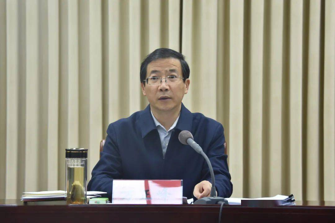 市长,市文明委主任万正峰出席会议并讲话.