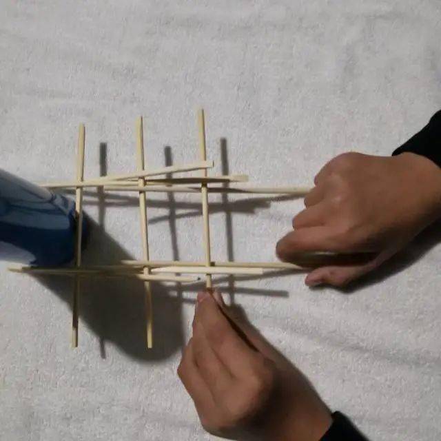 扎实,稳当,承重力很强的廊桥,就可以搭建出一座几根筷子,相互叠压