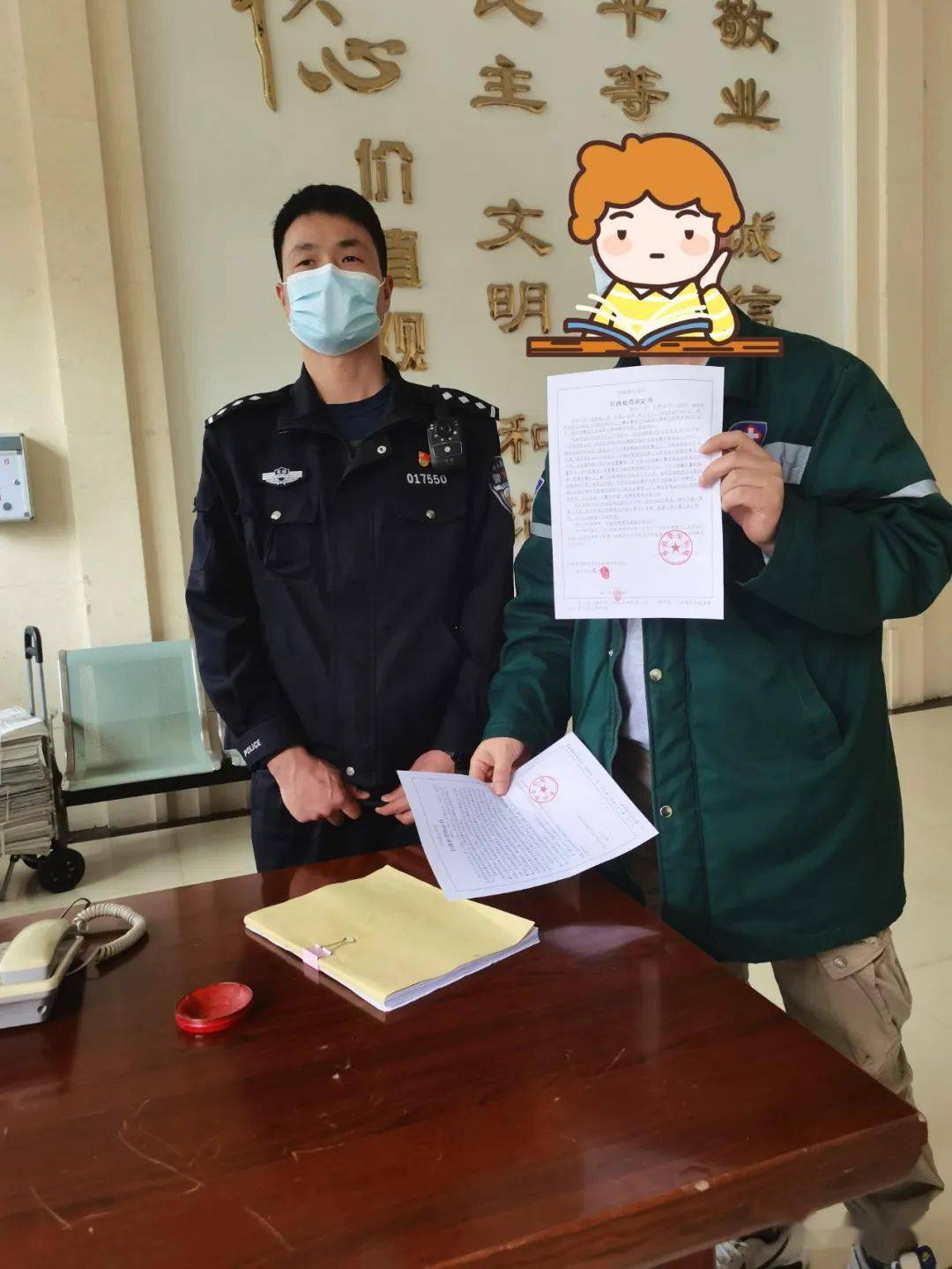 发现该车非法改装,要求范某某出示驾驶证,行驶证