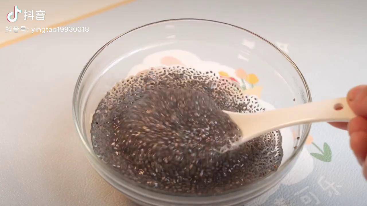 奇亚籽 可以泡水,泡牛奶,豆浆,酸奶等.