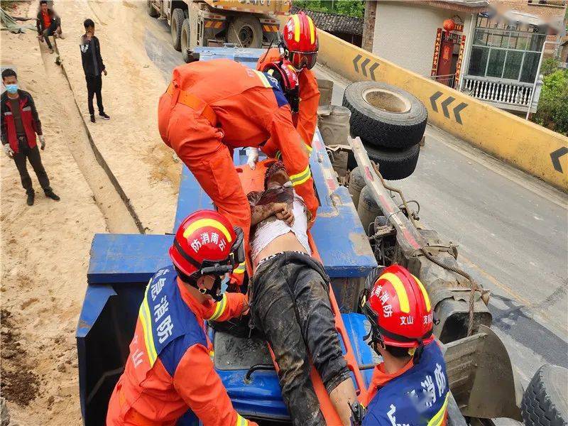 时间:3月30日13时左右地点:西畴县#3#一辆面包车侧翻到农田里,一名被