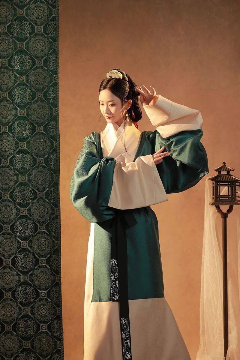 复原款流云的直裾长襦形制出自马王堆汉墓给各位刘亦菲们递fafa~大家