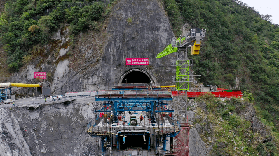 央视关注成昆铁路复线最难隧道顺利贯通