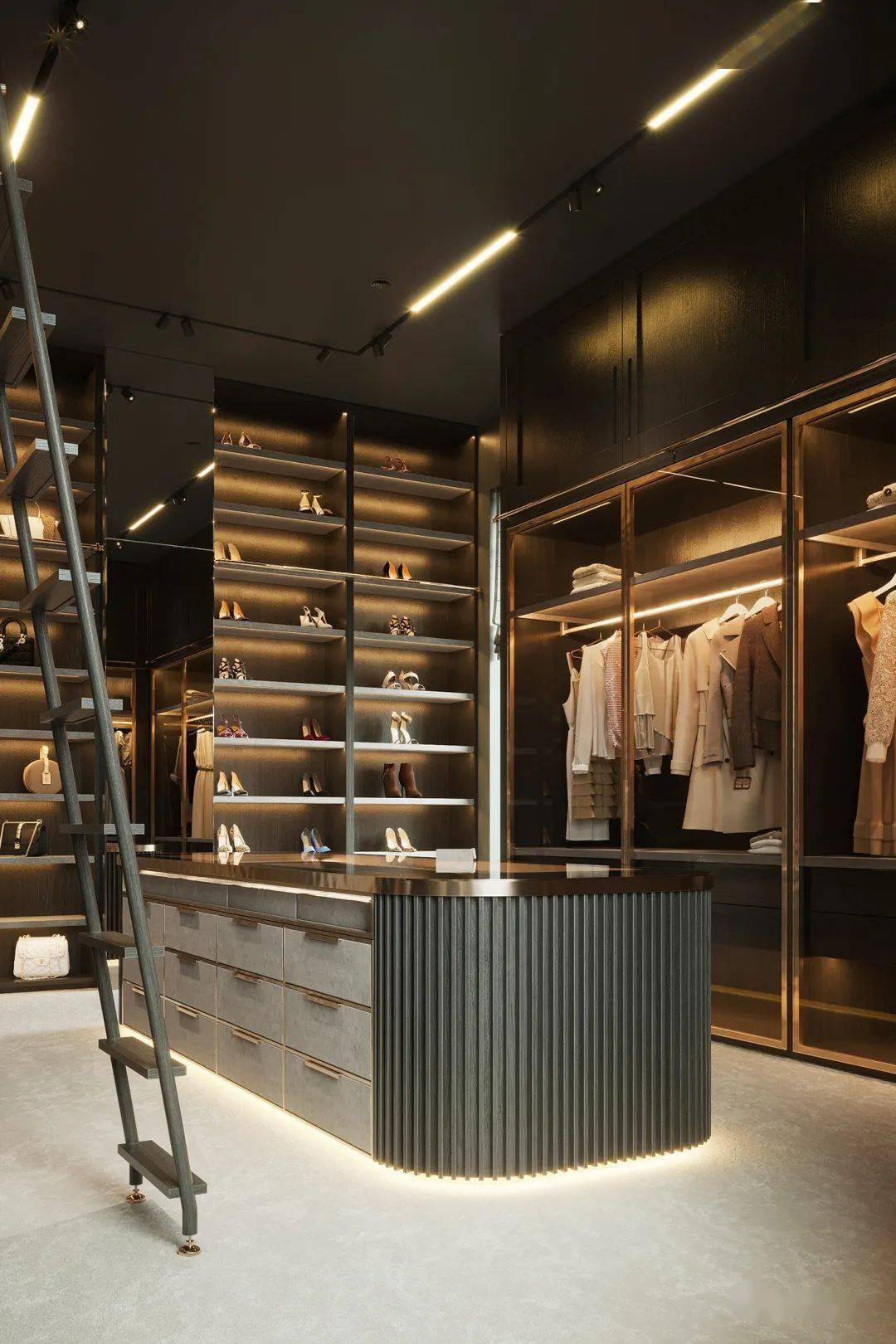 听说别墅豪宅里都有一个这样奢华的衣帽间