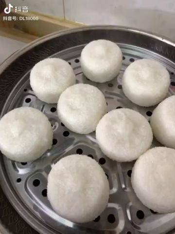 大米做的菜团子以前只有过年和正月十五才能吃到象征着团团圆圆家的