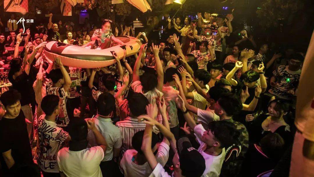 营业时间:20:00-02:30→酒吧地址: 安康市高新