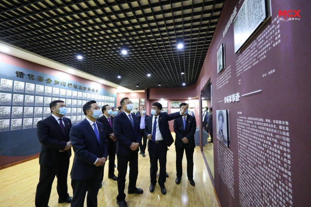 循化县举行清明节祭扫革命烈士墓活动