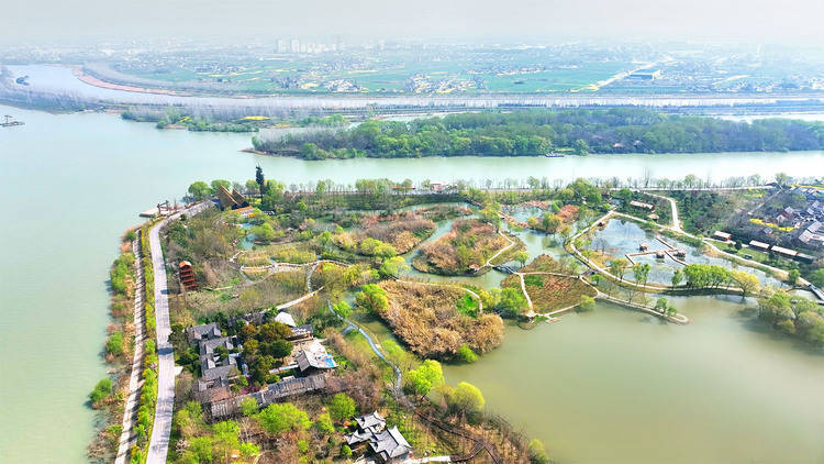 扬州：空中鸟瞰运河沿岸 如同一幅春的画卷