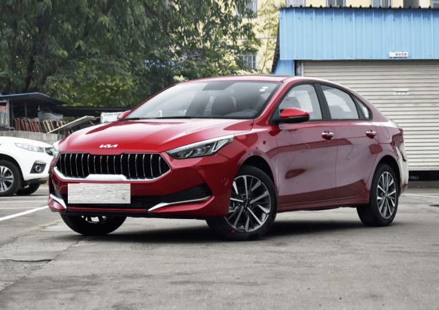 起亚k6适合家用入门就配自动挡比朗逸大一号帝豪不能比