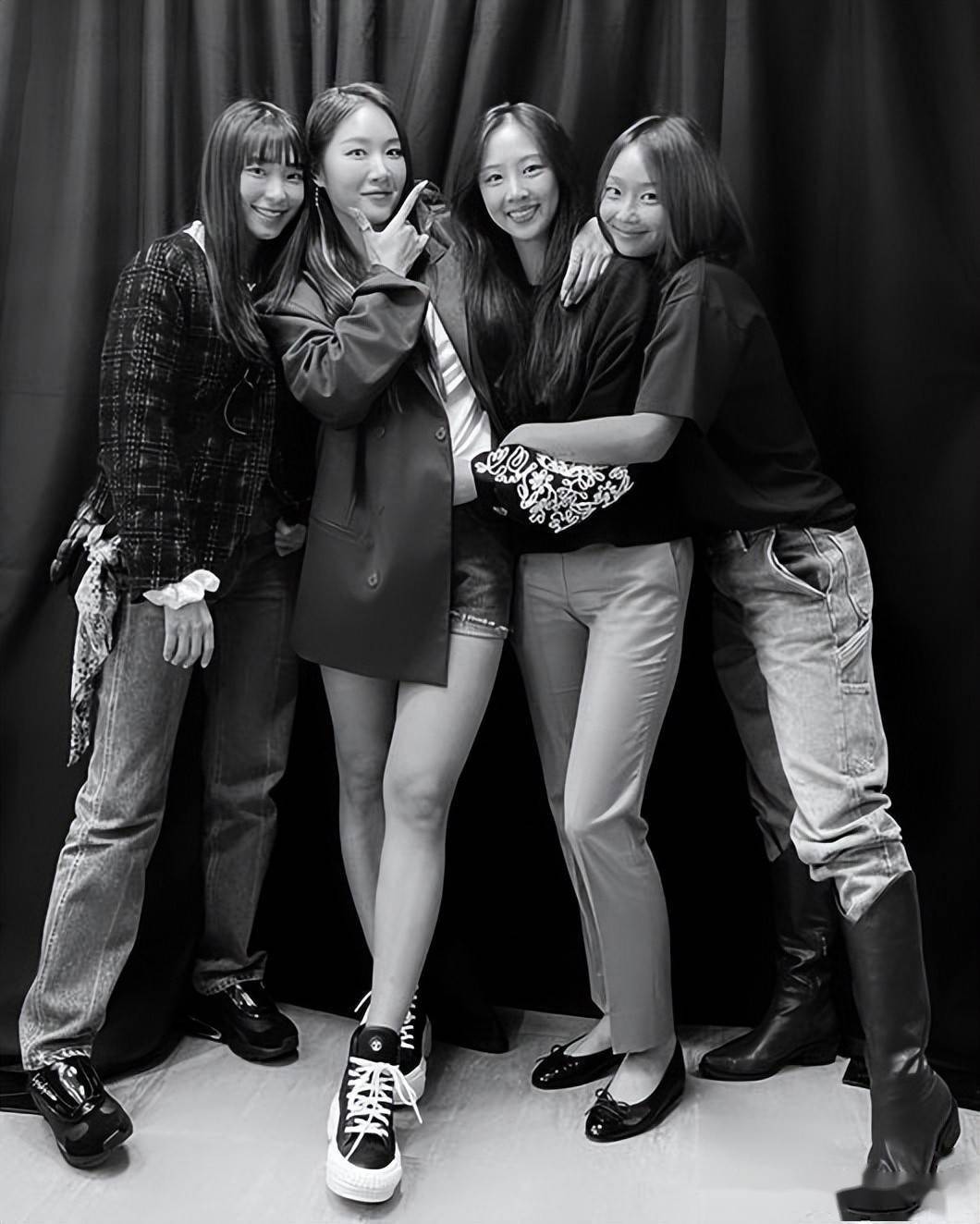 孝琳晒sistar完整体合照成员们齐齐现身昭宥演唱会