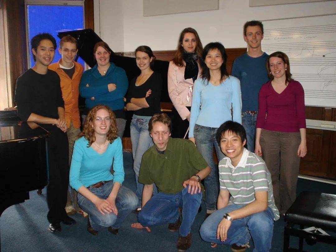 左一为黄旭洋,前排右一为黄啸飞历史,是一根无穷无尽的链条,每个人