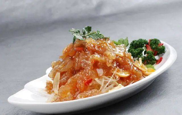 阜新——喇嘛糕喇嘛糕选用面粉,白沙糖,鸡蛋为主要原料,以瓜籽仁,青红