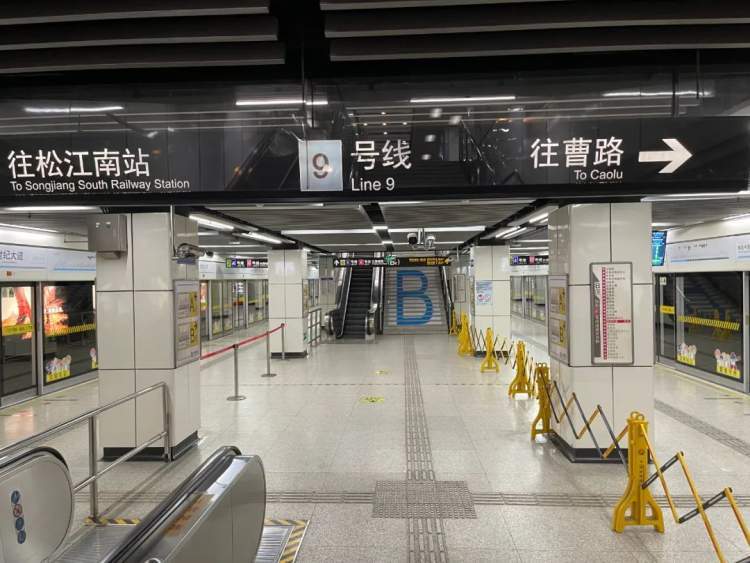 上海地铁世纪大道站员工们依然忙碌保障6号线运营和设施完好