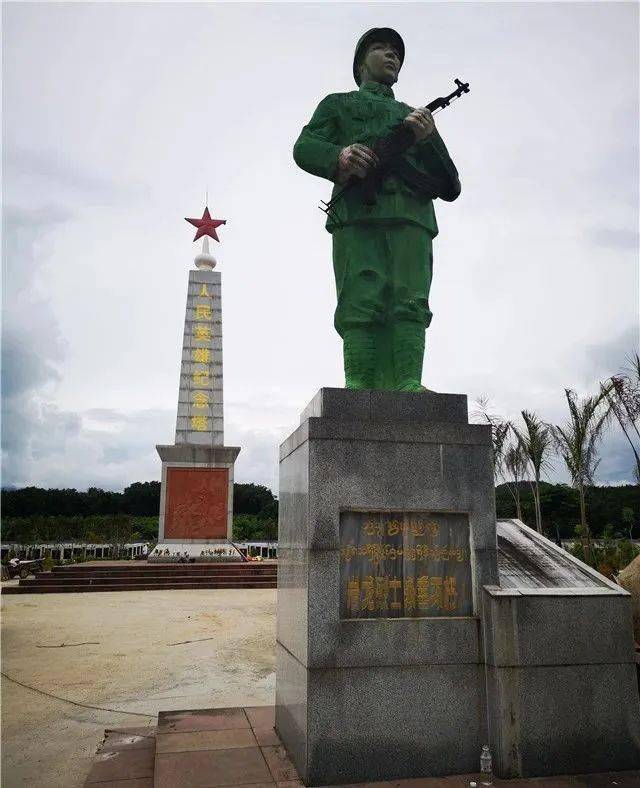 历经风雨守护英灵"人民英雄纪念塔"屹立于陵园中央手握钢枪的塑像赫然