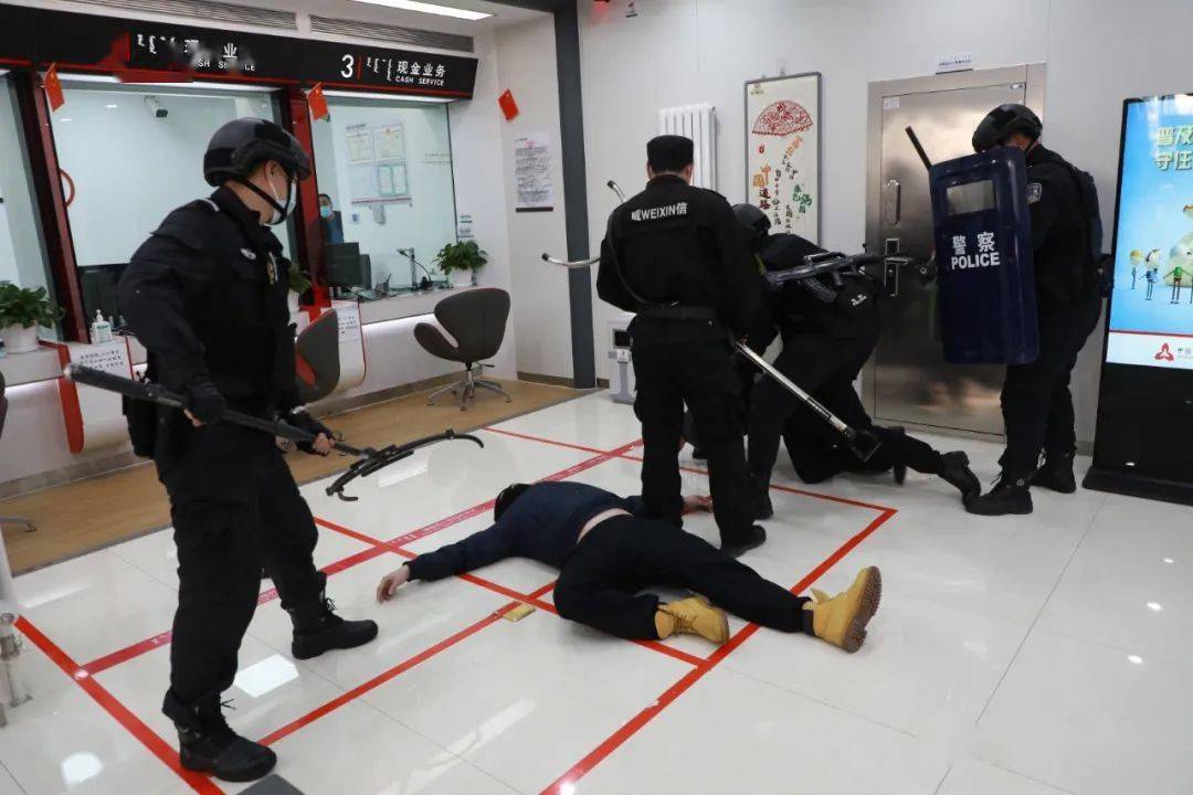 工商银行银警联动开展防抢劫实战演练