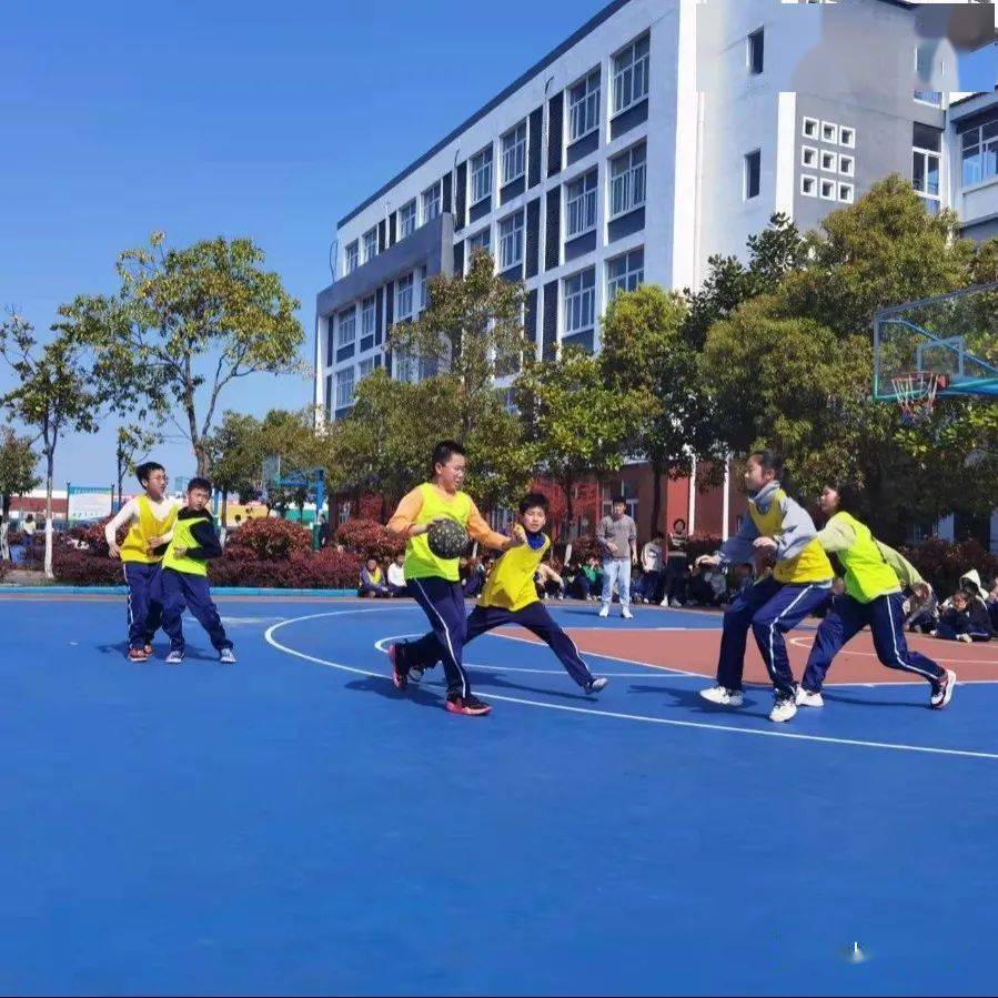 周末活动,精彩纷呈:小学部积极开展各类文体活动_比赛_低年级_运球